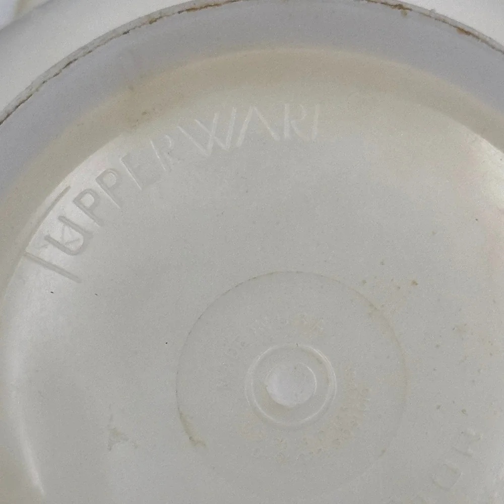 Vintage Tupperware 8 Cup Measuring Mix N Store Bowl Pour Spout Red Lettering Lid